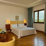 Palace & 4*